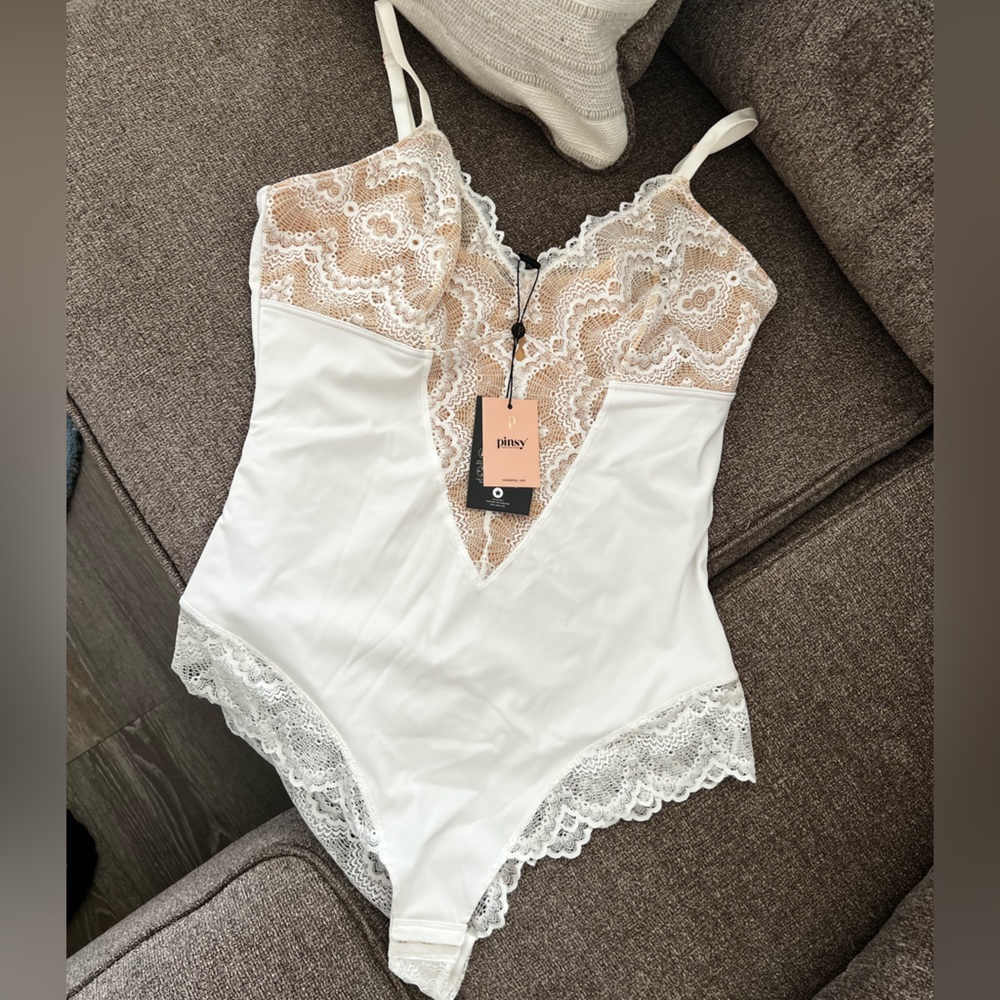 Pinsy sculpting lace shapesuit
